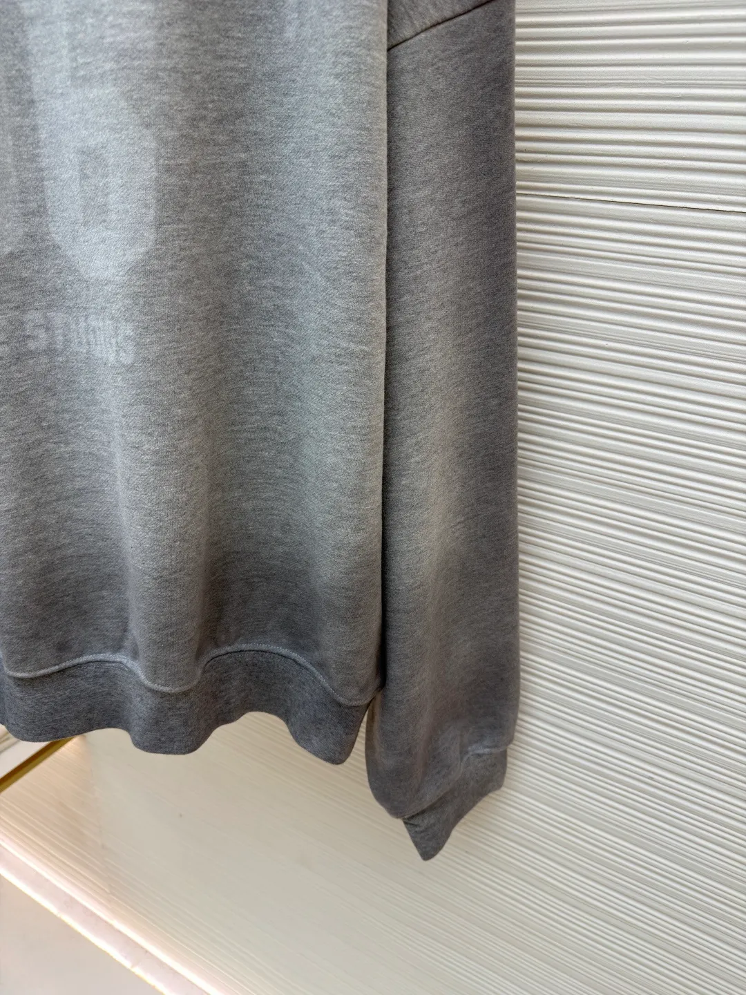 Acne Studios printed logo sweatshirt ●Original version: Purchased and developed for 4700 ●Item number: 1682167-A80 ●Fabric: Floral soft velvet nylon fabric ●Technology: Imported machine foam printing ●Color: Gray ●Version: Loose version ●Weight: about 610 grams ●Size: Shown in a subtle and restrained manner, it is embellished with the college-style seasonal logo pattern, and uses simple and tense lines to outline the personality logo. The hidden luxury beauty of sweatpants carved with Maliu craftsmanship. From rich to light, the color transition is natural and smooth, and the elegant style is like the precipitation of time. The suit attendance interprets the infinite possibilities of fashion from a unique perspective. Imported machine foam printing uses imported professional printing equipment to apply a special white slurry to the textile surface in a specific pattern through precise mechanical control. The foaming agent is thermally decomposed to produce gas, which expands the slurry to form a three-dimensional white foam pattern. Gradient special slurry spraying process sprays dyes of different colors on the surface of the fabric to achieve rich color changes in the clothes under different lights, increasing the visual layering. The fabrics have been carefully washed, have a better hand feel and texture, are not easy to deform, are not easy to shrink, are not easy to fade, and maintain long-term beauty. The overall wiring is straight and delicate, the fabric is comfortable and soft, and the color is consistent without color difference. It can be matched with the same style to create a fashionable look and control various occasions. Customized accessories, complete with three standards, same style for men and women!
